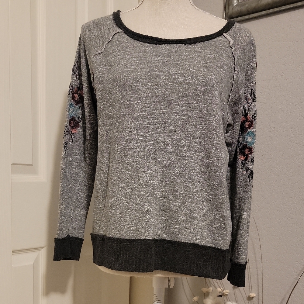 Knox Rose Gray and Black Floral Ebroidered Sweatershirt